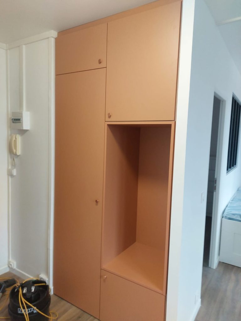 à l'intérieur et à l'extérieur